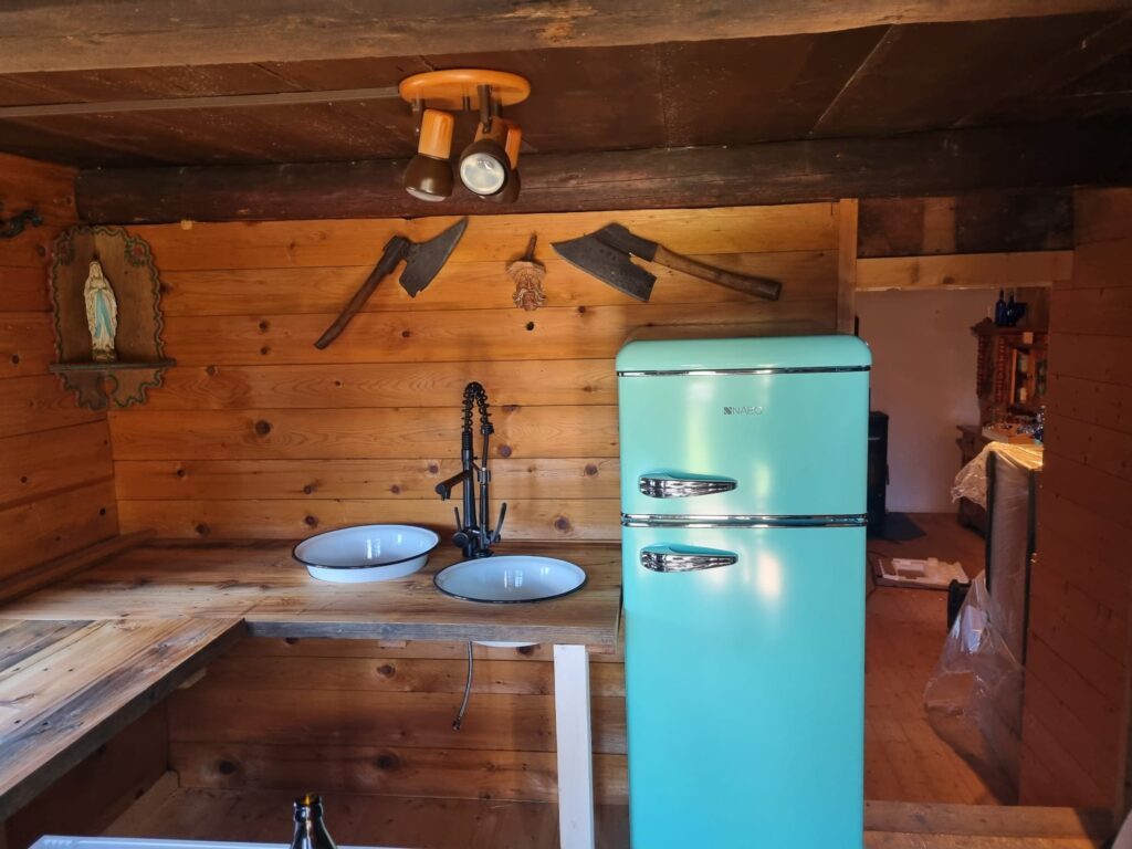 Blauer Kühlschrank im Retro-Look in der rustikalen Küche der Almhütte vom Wanderhotel Glemmtalerhof im Salzburger Land