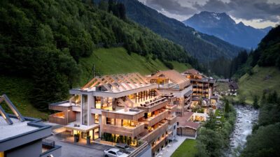 Das Wanderhotel ZillergrundRock von obenDie Fotos dürfen ausschließlich für PR- und Marketingmaßnahmen des Hotels Zillergrund, Mayrhofen, Österreich verwendet werden. 
Jegliche Nutzung Dritter (durch Verkauf oder Weitergabe) ist mit dem Bildautor, Michael Huber | www.huber-fotografie.at, gesondert zu vereinbaren.


Copyright aller Aufnahmen:

Michael Huber

5730 Mittersill. Hallenbadstraße 4

www.huber-fotografie.at

0664 / 250 86 32