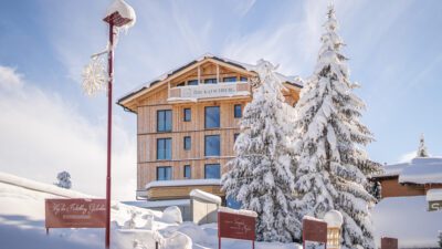 Frontalansicht vom Hotel Das Katschberg im Winter mit viel Schnee(c)Katschberghof-GmbH