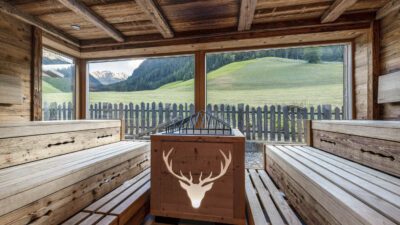 Holz Sauna im Wanderhotel Jaufentalerhof mit Ausblick© Hannes Niederkofler - Wanderhotel Jaufentalerhof