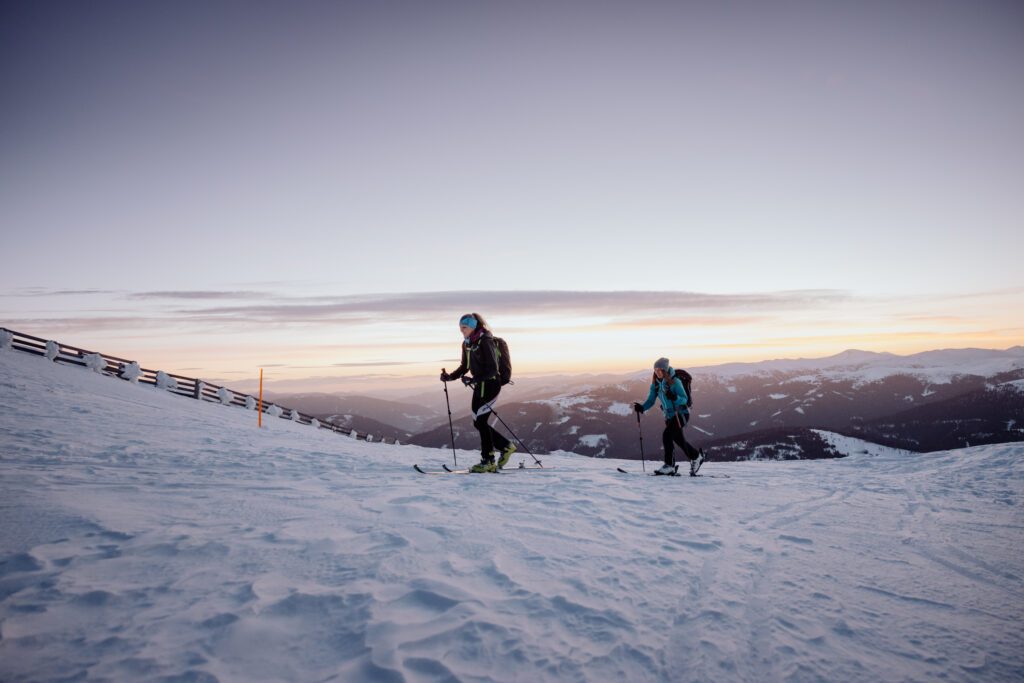 Skitourengeher in der Abenddämmerung am Katschberg