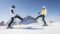 Zwei Skifahrer heben einen Ski auf Bergkulisse im Hintergrund(c) TVB Tux Finkenberg