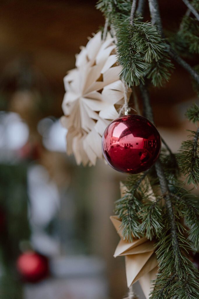 Weihnachtsschmuck mit roten Kugeln vor dem Wanderhotel Vierbrunnenhof im Südtiroler Antholzer Tal