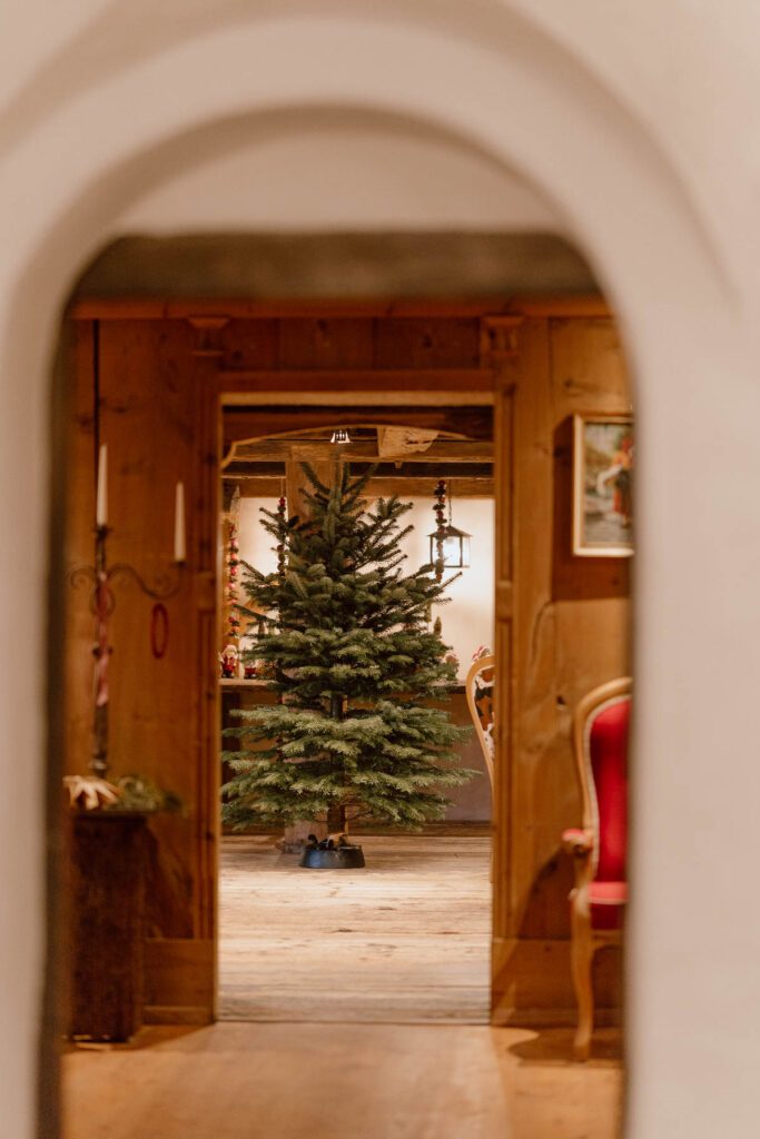 Weihnachtsbaum im Wanderhotel Vierbrunnenhof im Südtiroler Antholzer Tal