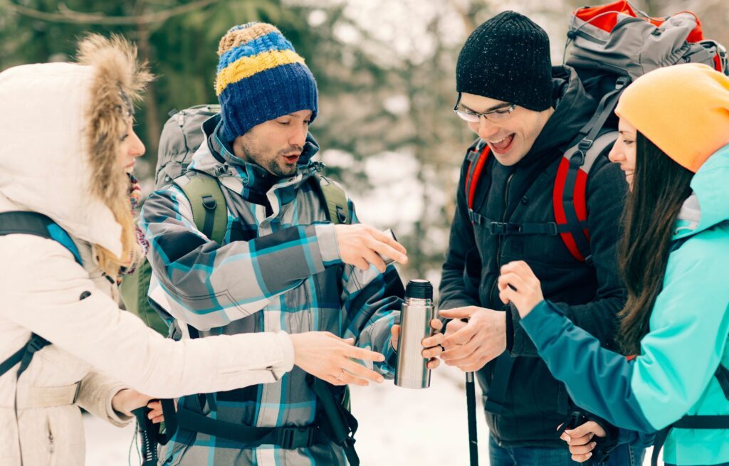 Eine Gruppe Winterwanderer macht Teepause