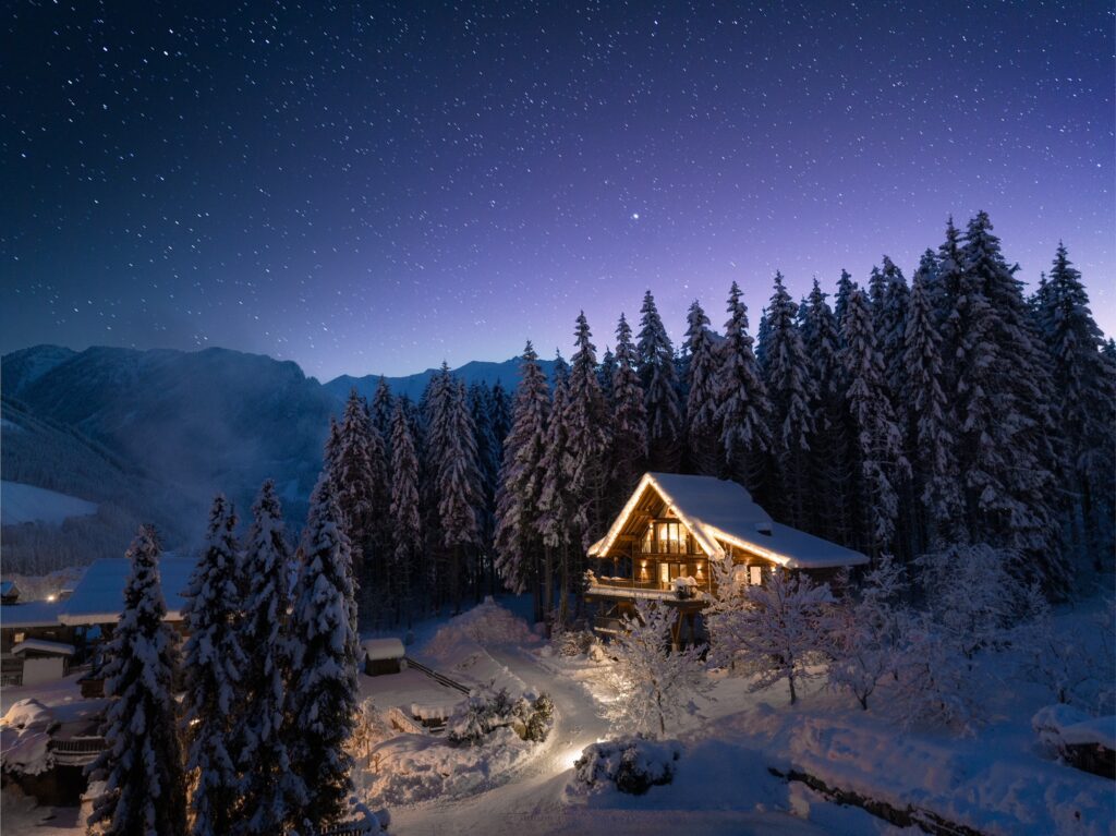Baumhaus in Winterlandschaft