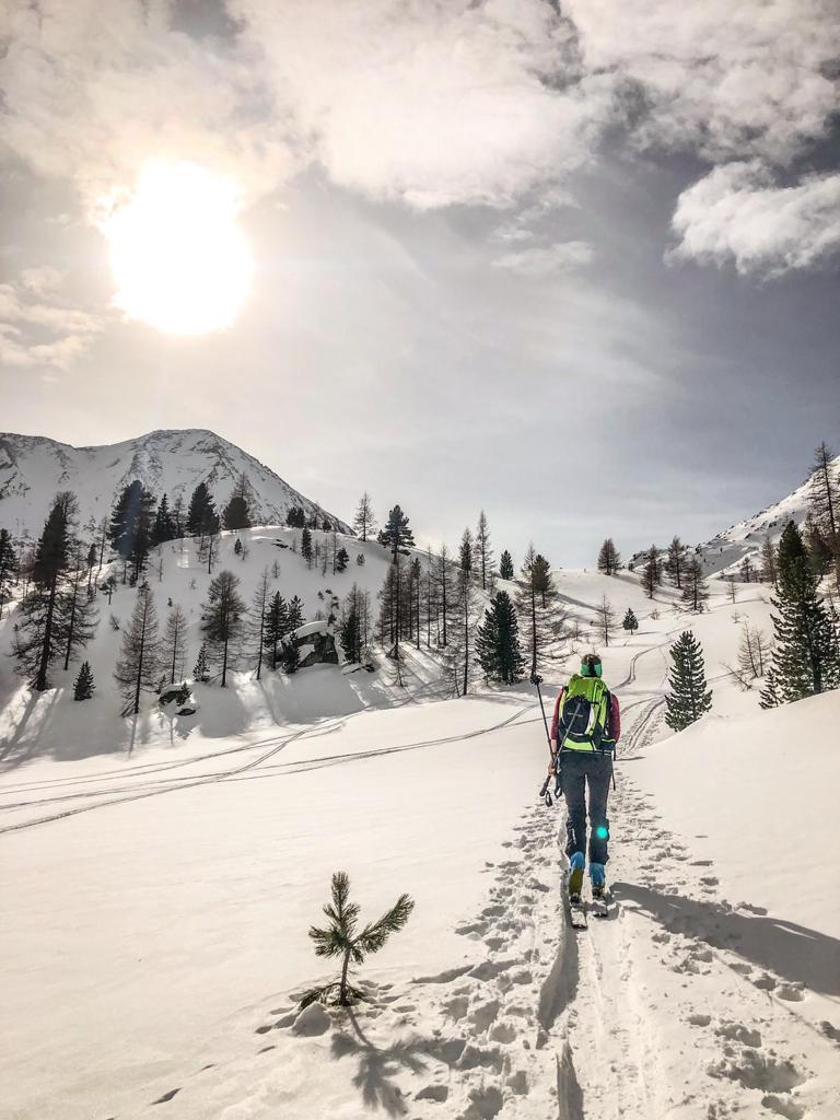 Frau beim sanften Skitourengehen im Lungau