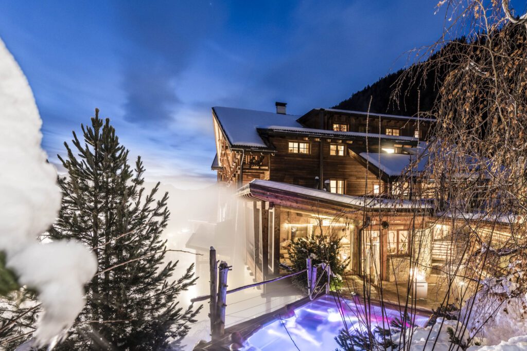 Whirlpool und Wellnessbereich im Außenbereich des Wanderhotels Naturhotel Lüsnerhof im Südtiroler Lüsner Tal.