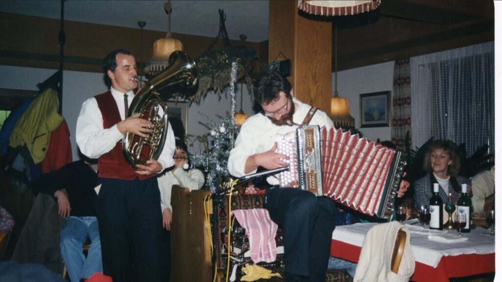 Altes Foto vom Musizieren im Hotelrestaurant des Wanderhotels Naturhotel Lüsnerhof im Südtiroler Lüsner Tal.