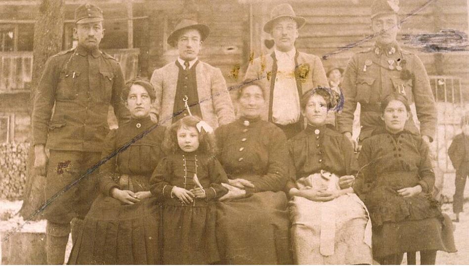 Ein sehr altes Foto der ursprünglichen Gastgeberfamilie des Wanderhotels Luxury Mountain Resort ZillergrundRock in Mayrhofen im Zillertal.