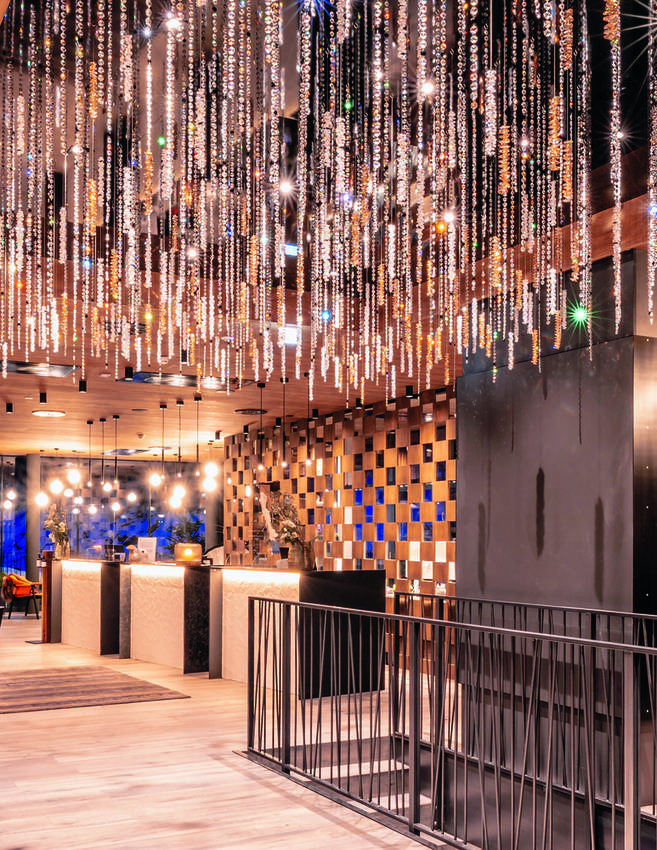 Die Lobby des Wanderhotels Luxury Mountain Resort ZillergrundRock in Mayrhofen im Zillertal.