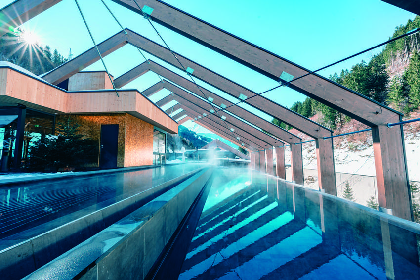 Der panoramareiche Skypool des Wanderhotels Luxury Mountain Resort ZillergrundRock in Mayrhofen im Zillertal.