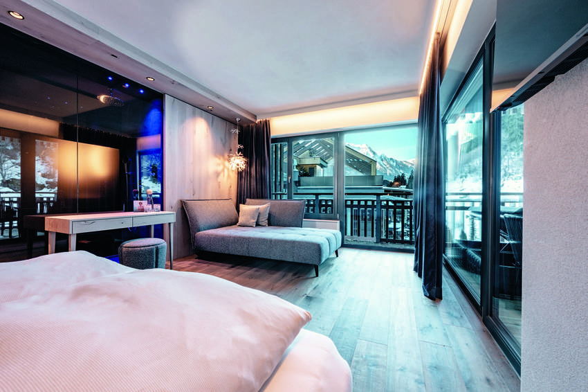 Eine Suite des Wanderhotels Luxury Mountain Resort ZillergrundRock in Mayrhofen im Zillertal.