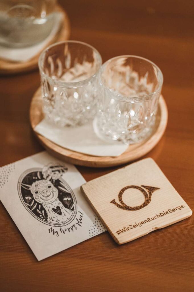 Alpaka Accessoires des Alpakazimmers im Wanderhotel Alte Post, Großarl