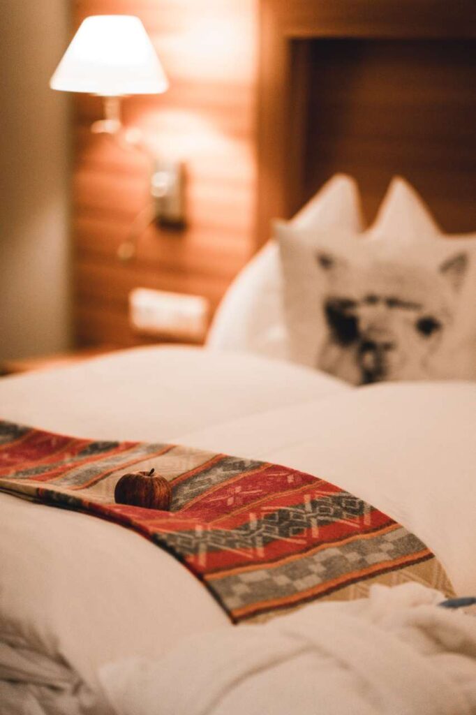 Doppelbett mit Alpaka Accessoires des Alpakazimmers im Wanderhotel Alte Post, Großarl
