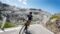 Ein Mann fährt mit dem Mountainbike eine steile Straße hinunter(c)ÖtziBike