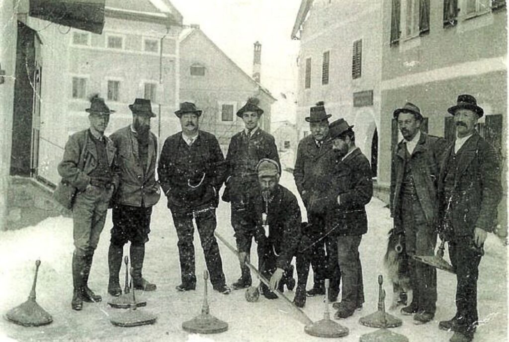 Historisches Bild zeigt Männer mit Eisstöcken im winterlichen Mauterndorf