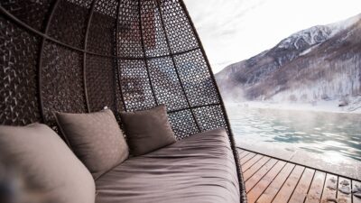 Winter & Wellness im Tonzhaus eine gemütliche Liege und im Hintergrund der warme Pool(c)Patrick Schwienbacher