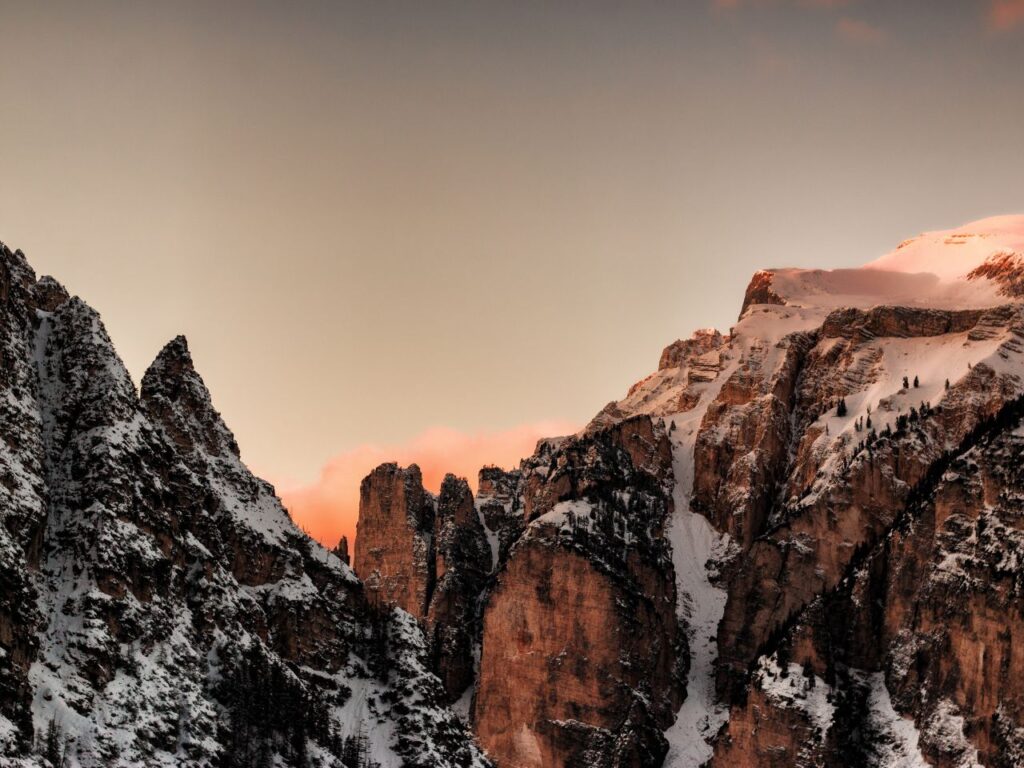 Grau-braune Berge mit Schneeflecken