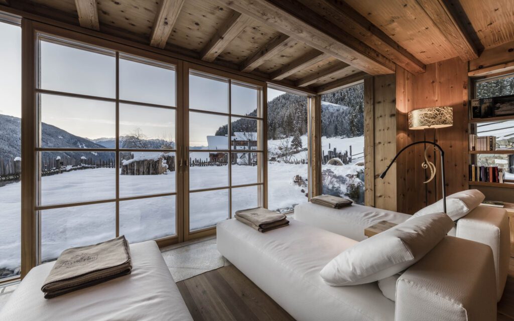 Ruheraum und Wellnessbereich im Innenbereich des Wanderhotels Naturhotel Lüsnerhof im Südtiroler Lüsner Tal.