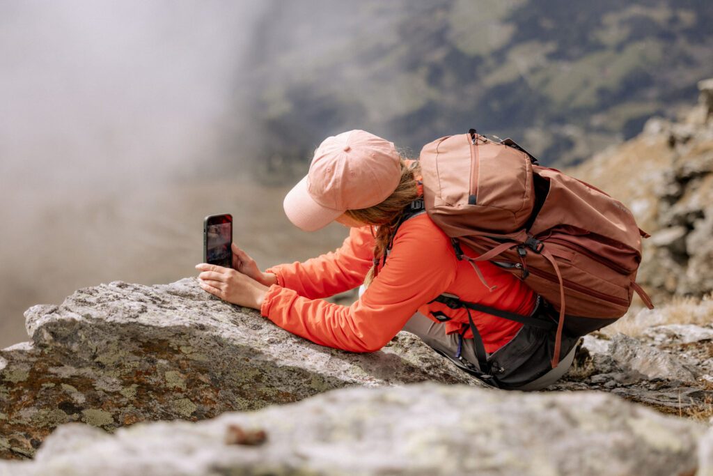 Eine Frau Fotografiert vom Gipfel hinunter