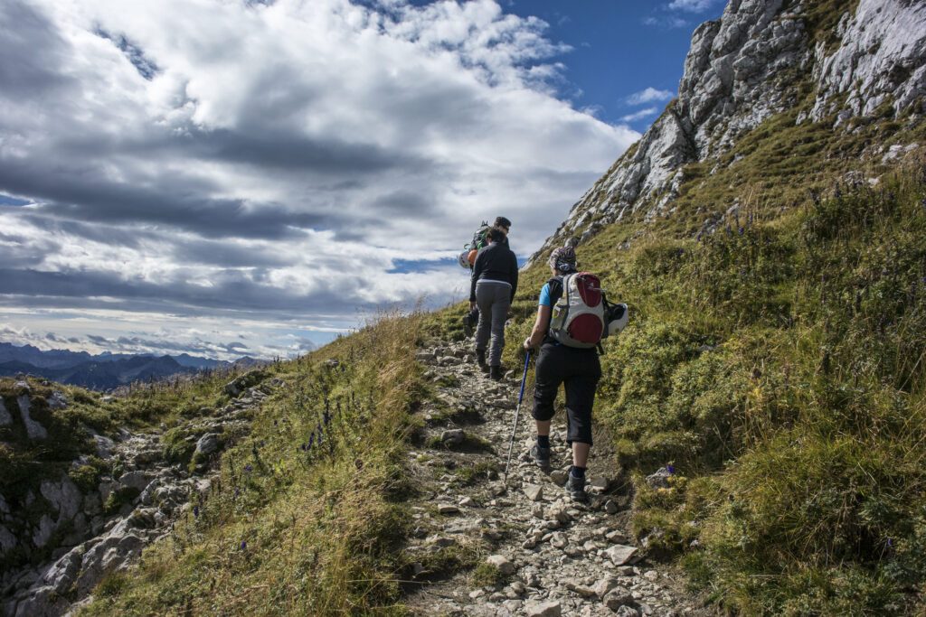 Wanderer gehen einen Klettersteig hinauf
