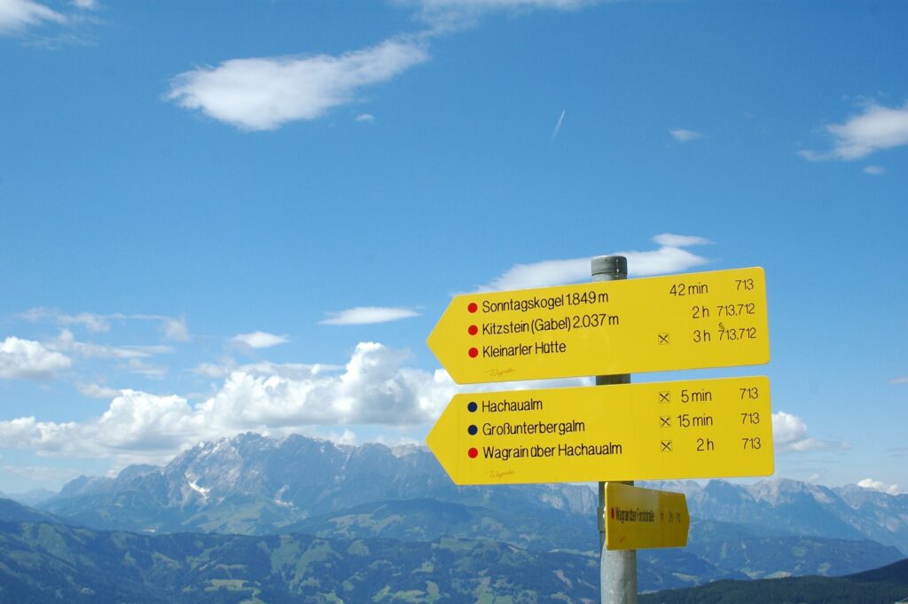 Gelber Wegweiser in den Alpen
