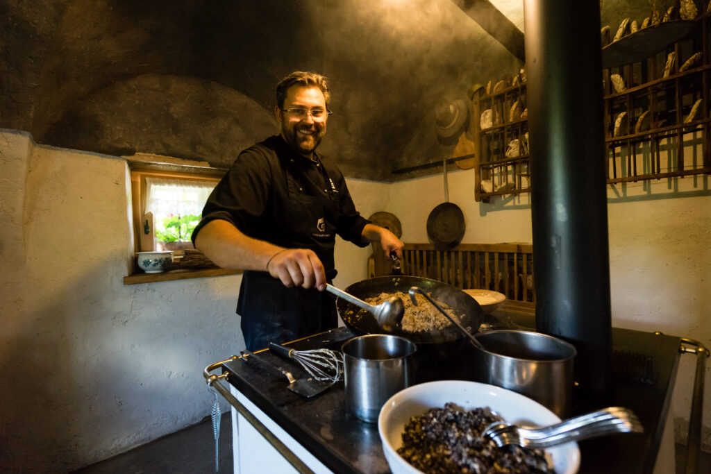 Stefan Volgger vom Wanderhotel Erlebnisort Gassenhof beim Kochen