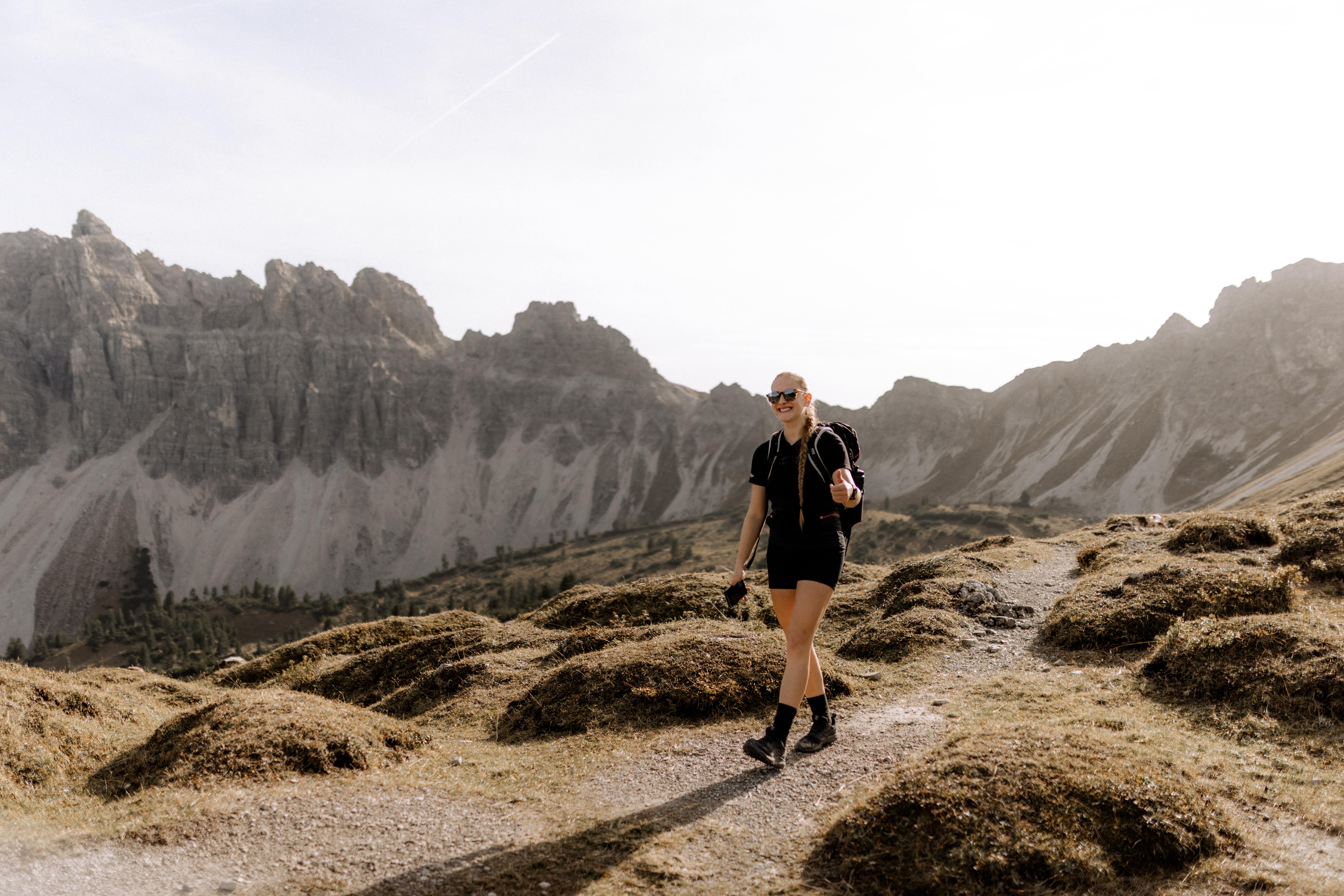 Frau wandert durch die Tannheimer Berge