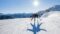 Zwei Skifahrer stehen auf der Piste entgegen der strahlenden Sonne(c)Harald_Wistahler