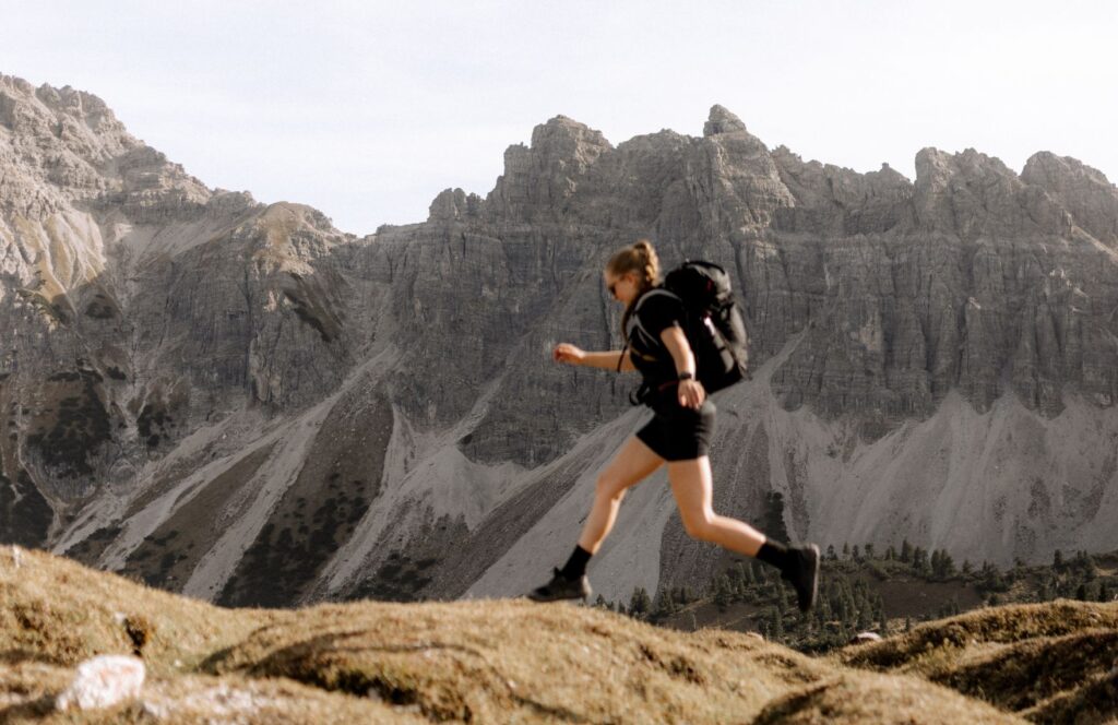 Frau beim Wandern im spätsommerlichen Tannheimer Tal in Tirol, Österreich.
