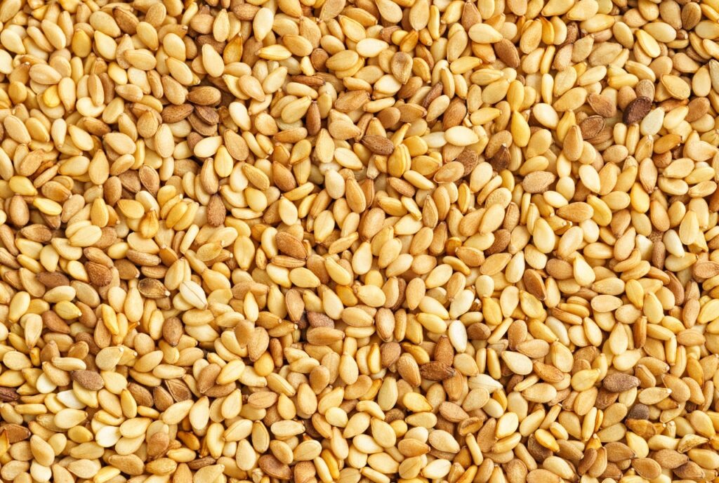 Sesamsamen als Zutat für Knäckebrot mit roten Linsen