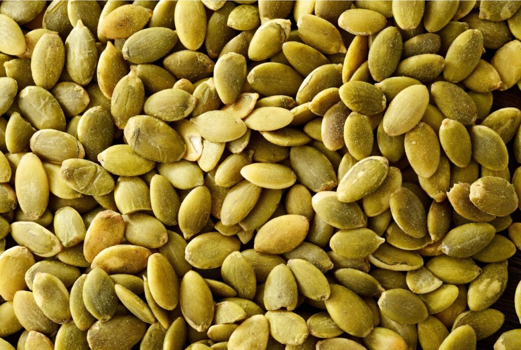 Kürbiskerne als Zutat für Knäckebrot mit roten Linsen