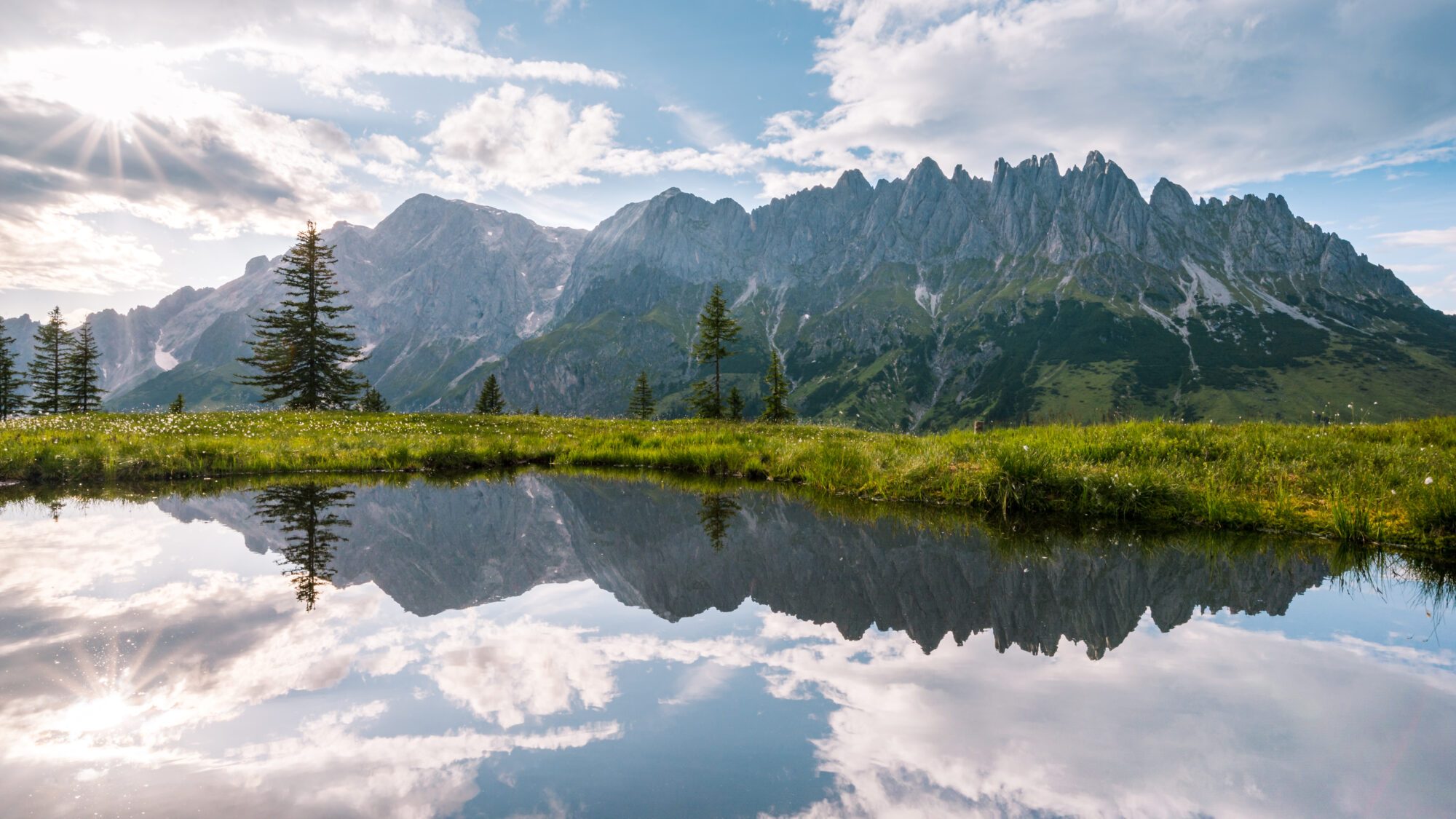 Ein Bergsee vor einer schönen Bergkulisse