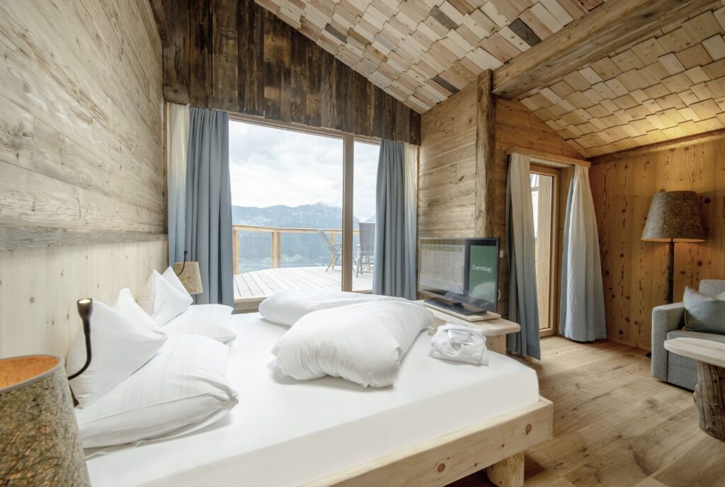 Hotelzimmer mit Ausblick im Wanderhotel Natur- und Wellnesshotel Höflehner in der Schladming-Dachstein Region