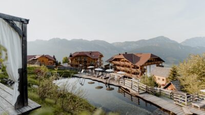 Das Wanderhotels Natur- und Wellnesshotel Höflehner mit dem Naturbadeteich in der Morgendämmerung© CMVisuals Das Wanderhotels Natur- und Wellnesshotel Höflehner mit dem Naturbadeteich in der Morgendämmerung© CMVisuals