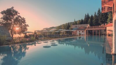 Das Outdoor Sportbecken vom Wanderhotel Natur- und Wellnesshotel Höflehner im Abendrot.© Rene Strasser Das Outdoor Sportbecken vom Wanderhotel Natur- und Wellnesshotel Höflehner im Abendrot.© Rene Strasser