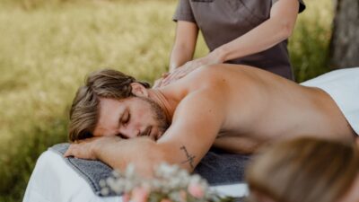 Mann wird massiert. Es ist ist Sommer und man ist draußen im Garten vom Wanderhotel Natur- und Wellnesshotel Höflehner© CMVisuals Mann wird massiert. Es ist ist Sommer und man ist draußen im Garten vom Wanderhotel Natur- und Wellnesshotel Höflehner© CMVisuals
