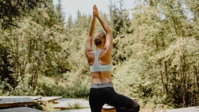 Frau macht Yoga im Hotelgarten vom Wanderhotel Natur- und Wellnesshotel Höflehner© CMVisuals Frau macht Yoga im Hotelgarten vom Wanderhotel Natur- und Wellnesshotel Höflehner© CMVisuals