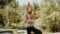 Frau macht Yoga im Hotelgarten vom Wanderhotel Natur- und Wellnesshotel Höflehner© CMVisuals