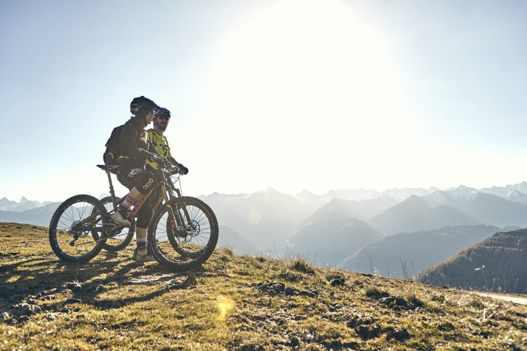 Biker am Berg genießen den Ausblick
