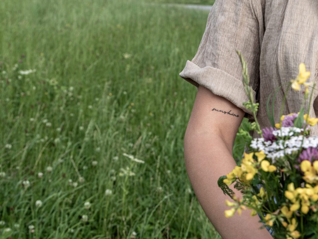 Junge Dame mit selbstgepflücktem Blumenstrauß