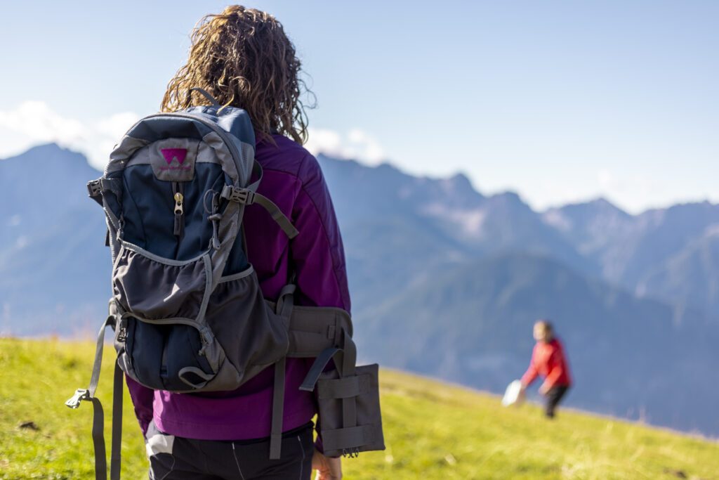 Eine Mutter, die beim Wandern ein wachsames Auge auf ihr Kind wirft