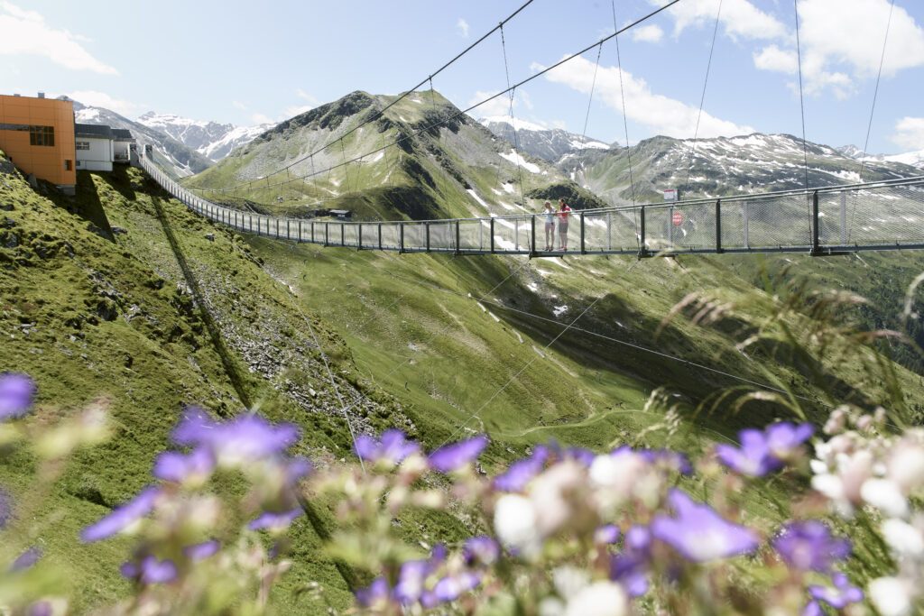 Die Hängebrücke an der Gasteiner Seilbahn lädt zum Wandern ein.