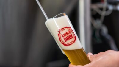Katsch Beer von der Brauerei am Katschberg, Kärnten, wird in ein Glas eingefüllt(c) Carolin Thiersch