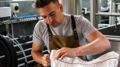 Beim Öffnen eines Getreidesacks in der Brauerei am Katschberg, Kärnten(c) Carolin Thiersch