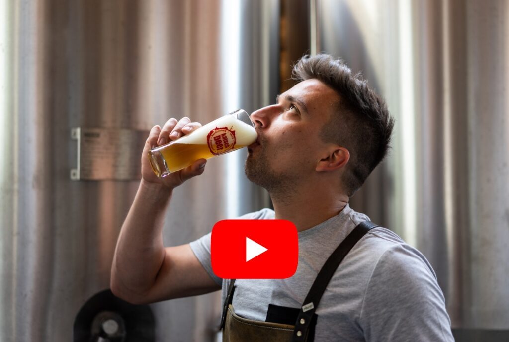 Juniorchef vom Wanderhotel Das Katschberg trinkt selbst gebrautes Bier