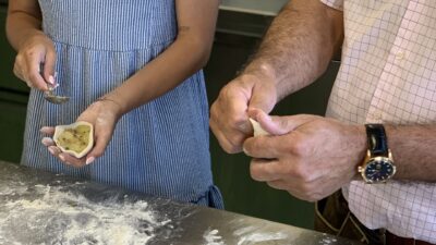 Nudel-Workshop im Wanderhotel Das Katschberg am Klimaberg Katschberg in KärntenWolfgang zeigt, wie krendeln geht 