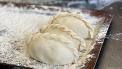 Fertig gekrendelte Klimanudeln am Ende des Nudel-Workshops im Wanderhotel Das KatschbergFertig gekrendelte Kärntner Nudeln