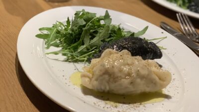 Fertige Klimanudel im Wanderhotel Das Katschberg am Ende des Nudel-WorkshopsServiert wird die Klimanudel mit zerlassener Butter und Salat